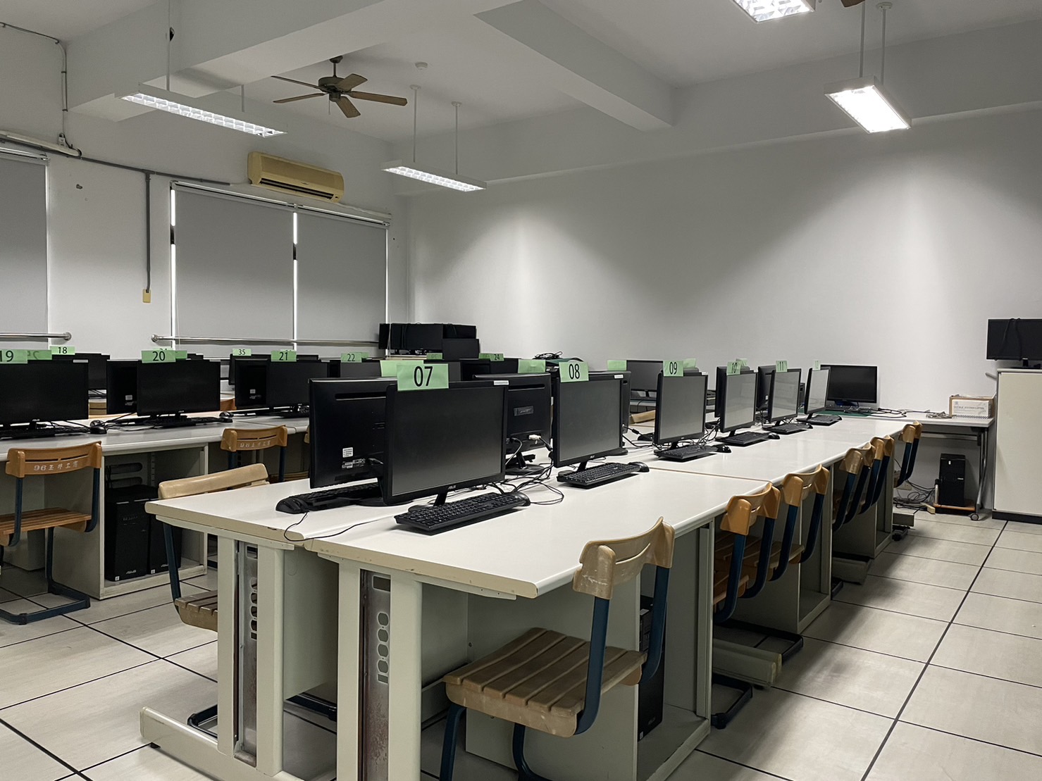 多媒體電腦教室 Multimedia computer classroom